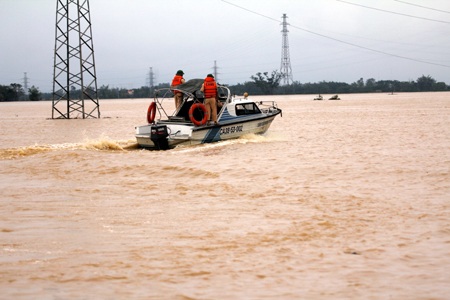 Nhiều nhà dân ở Nghi Xuân bị chìm.