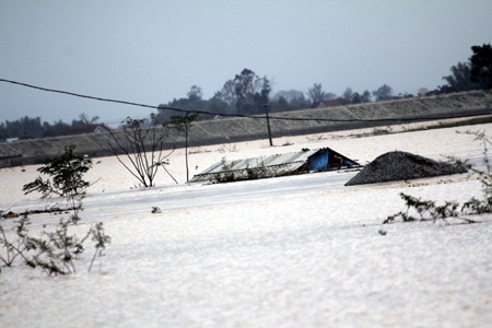 Nhiều nhà dân ở Nghi Xuân bị chìm.
