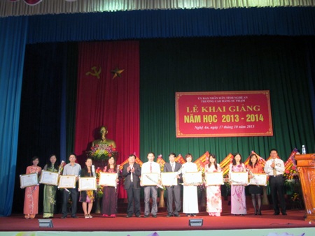 CĐ Sư phạm Nghệ An trao học bổng cho 9 thủ khoa đầu vào - 1 CĐ Sư phạm Nghệ An trao học bổng cho 9 thủ khoa đầu vào