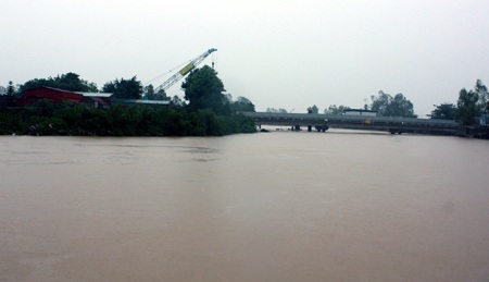 Nước trên sông Hoàng Mai dâng cao bất thường.