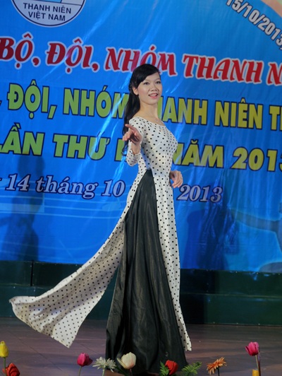 Phần thi áo dài của SV Đại học Vinh để lại ấn tượng.