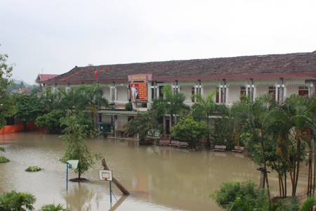 Trường học chìm trong biển nước.