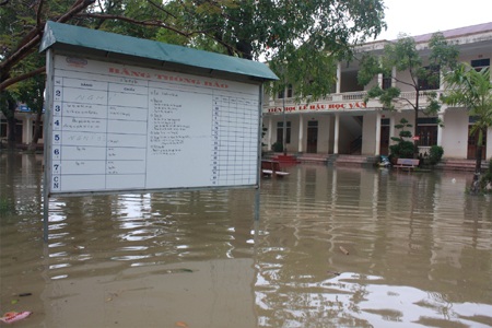 Trường học chìm trong biển nước.