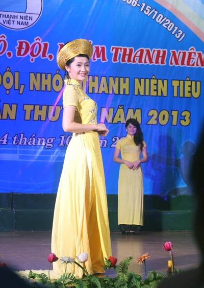 Phần thi áo dài của SV Đại học Vinh để lại ấn tượng.