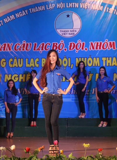 Các người đẹp Thành Vinh trong đêm liên hoan với phần trình diễn Thời trang thanh niên.