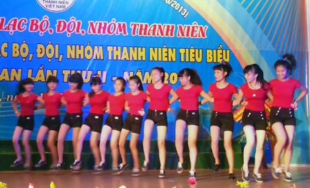 Sôi nổi liên hoan CLB, đội, nhóm thanh niên tiêu biểu tỉnh Nghệ An - 7 Nhóm nhảy Aerobic đến từ trường THPT Cửa Lò càng thêm sôi động.