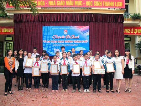 Vẽ tranh “Vì an toàn giao thông thành phố” cho học sinh khối Trung học - 6 Bức tranh đạt giải Nhất trong cuộc thi vẽ tranh Vì an toàn giao thông thành phố.