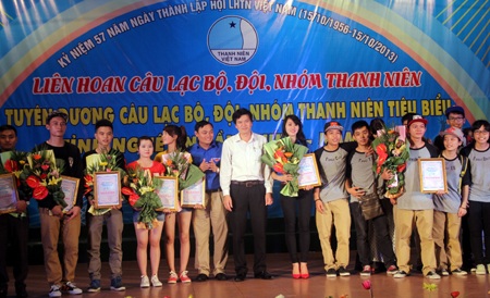 Nhóm nhảy của đội thành phố Vinh được tôn vinh trong đêm liên hoan.