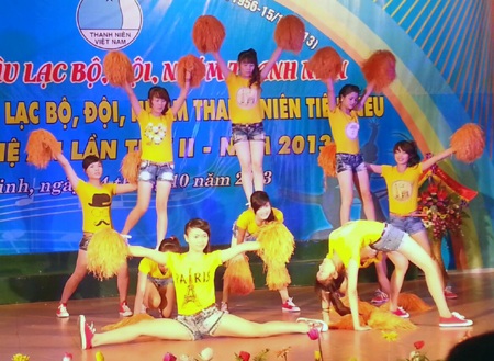 Phần thi Aerobic đến tường Trường THPT Diễn Châu 5 làm cho không khí trở nên rộn ràng hơn.