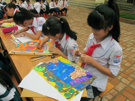 Vẽ tranh “Vì an toàn giao thông thành phố” cho học sinh khối Trung học - 3 Các thí sinh chăm chú làm bài với phần thi vẽ tranh.