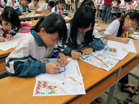 Vẽ tranh “Vì an toàn giao thông thành phố” cho học sinh khối Trung học - 2 Các thí sinh chăm chú làm bài với phần thi vẽ tranh.