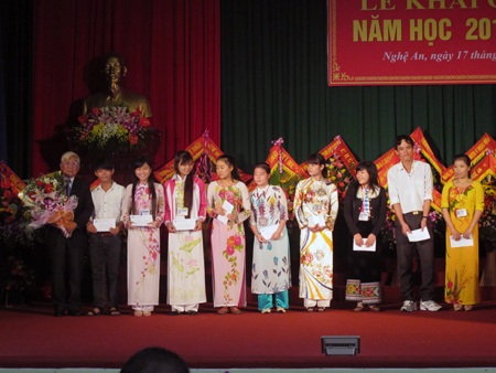 CĐ Sư phạm Nghệ An trao học bổng cho 9 thủ khoa đầu vào - 2 CĐ Sư phạm Nghệ An trao học bổng cho 9 thủ khoa đầu vào