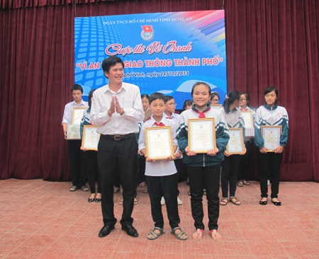 Vẽ tranh “Vì an toàn giao thông thành phố” cho học sinh khối Trung học - 4 Các thí sinh chăm chú làm bài với phần thi vẽ tranh.