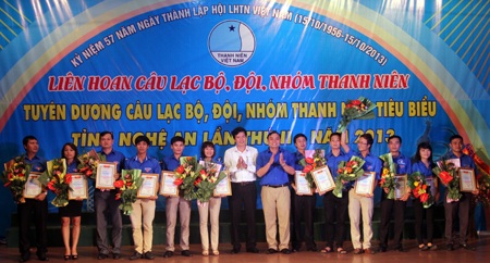 Ban tổ chức trao thưởng cho 12 CLB, đội, nhóm có thành tích xuất sắc trong các phong trào.