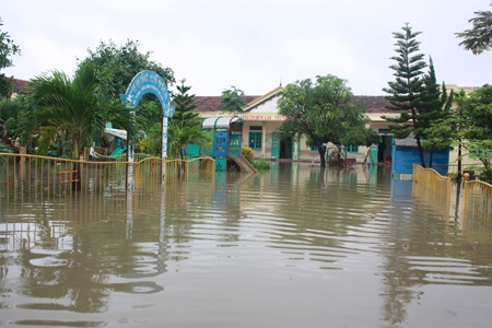 Trường học chìm trong biển nước.