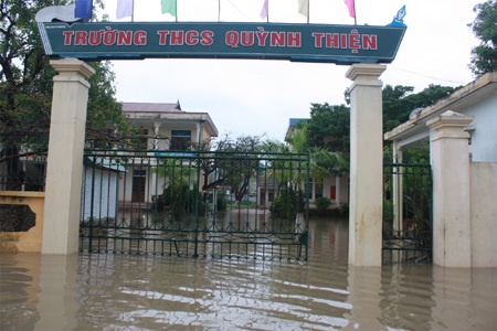 Trường học chìm trong biển nước.