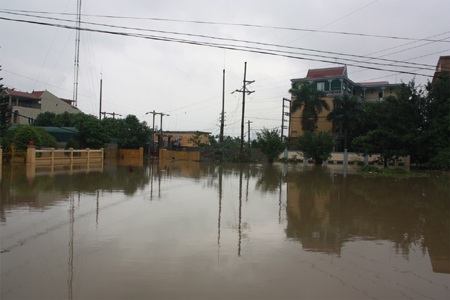 Nhiều khu vực của Hoàng Mai ngập trong biển nước sau hoàn lưu bão số 11.
