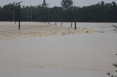 Lũ lên nhanh tại Nghệ An khiến nhiều vùng bị cô lập, học sinh không thể đến trường.