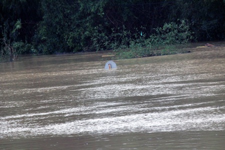 Đường vào khu vực nhà thờ giáo xứ Phù Long đã bị chia cắt.