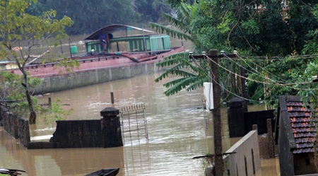 Nhà dân ở ngoài đê Tả Lam nước ngập 1,2m.