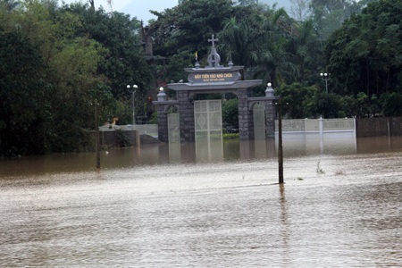 Đường vào khu vực nhà thờ giáo xứ Phù Long đã bị chia cắt.
