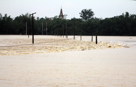  Một nhà dân ở ngoài đê sông Lam tại xã Ngọc Sơn, Thanh Chương bị lũ bao vây.