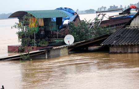 Một nhà dân cạnh sông Lam ở xã Hưng Lam bị nước lũ nhấn chìm.