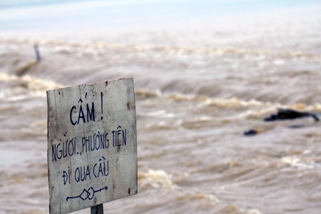 Nước dâng cao hơn 2m tại xã Hưng Lam.