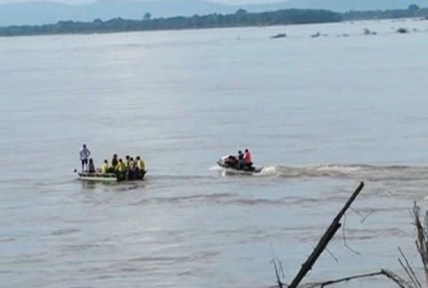 Lực lượng chức năng tiếp tục tìm kiếm trên dòng sông Mê Kông.