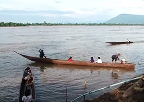 Lực lượng chức năng tiếp tục tìm kiếm trên dòng sông Mê Kông.