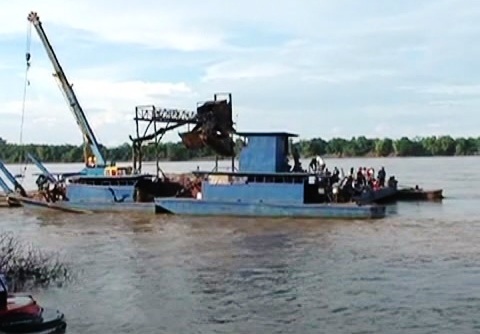 Lực lượng chức năng tiếp tục tìm kiếm trên dòng sông Mê Kông.