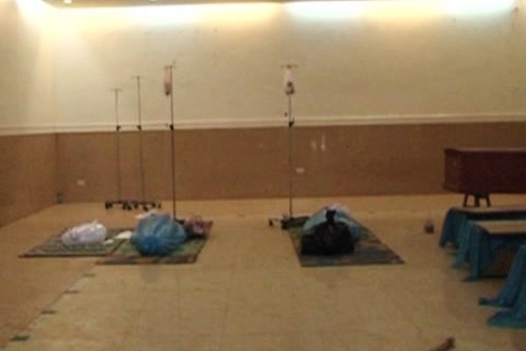 Những nạn nhân xấu số được tìm thấy và đưa vào nhà chưa để khám nghiệm.