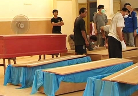 Các nạn nhân xấu số được đặt vào quan tài đê di chuyển về các nước.