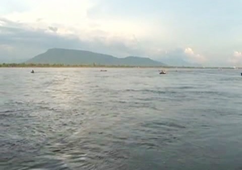 Lực lượng chức năng tiếp tục tìm kiếm trên dòng sông Mê Kông.