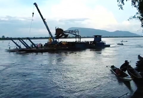 Lực lượng chức năng tiếp tục tìm kiếm trên dòng sông Mê Kông.