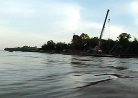 Lực lượng chức năng tiếp tục tìm kiếm trên dòng sông Mê Kông.