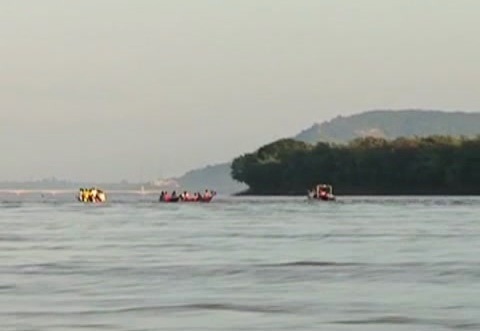 Lực lượng chức năng tiếp tục tìm kiếm trên dòng sông Mê Kông.