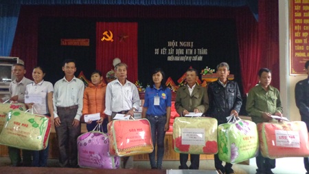 Hội đồng hương SV Hà Tĩnh trao quà tới người dân vùng rốn lũ - 1 Trao tặng 10 suất quà gồm chăn, mì tôm, gạo, tiền mặt cho Xã Hương Vĩnh-Hương Khê, Hà Tĩnh.