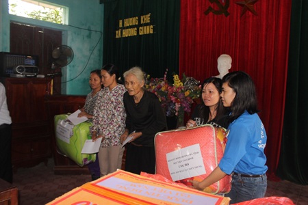 Hội đồng hương SV Hà Tĩnh trao quà tới người dân vùng rốn lũ - 3 Đoàn tặng những phần quà tới bà con ở Xã Hương Giang.