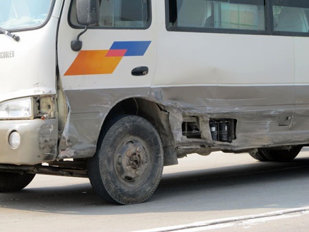 Chiếc xe khách chỉ bị hư hỏng nhẹ phần thân.