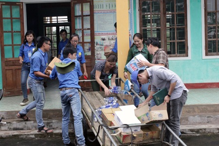 Hội đồng hương SV Hà Tĩnh trao quà tới người dân vùng rốn lũ - 2 Phát quà, nước khoáng cho trường mầm non Phương Mỹ.