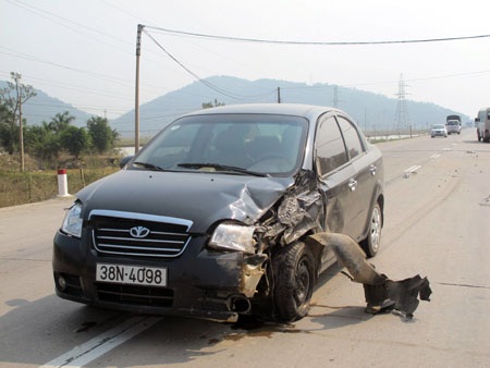 Phần đầu của chiếc xe con bị biến dạng, hư hỏng sau vụ tai nạn.