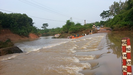 Tràn Khe Ang mỗi khi mùa lũ đến là nước dâng cao không thể đi lại.