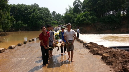 Tràn Khe Ang mỗi khi mùa lũ đến là nước dâng cao không thể đi lại.