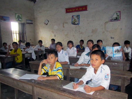 Hàng ngày gần các em học sinh vẫn phải học tập giới mái trường mà lúc nào cũng nơm nớp lo sập.