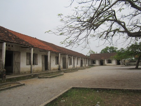Trường học “dọa” sập, gần 600 học sinh kêu cứu - 11 Hệ thống cửa sổ cũng không có cánh để che nắng che mưa.