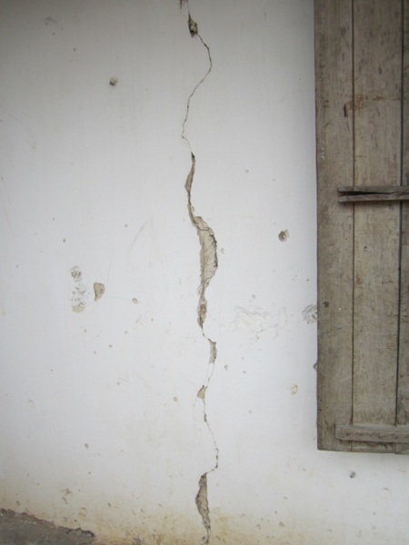 Hệ thống cửa sổ cũng không có cánh để che nắng che mưa.