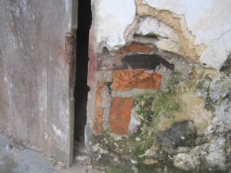 Hệ thống cửa sổ cũng không có cánh để che nắng che mưa.