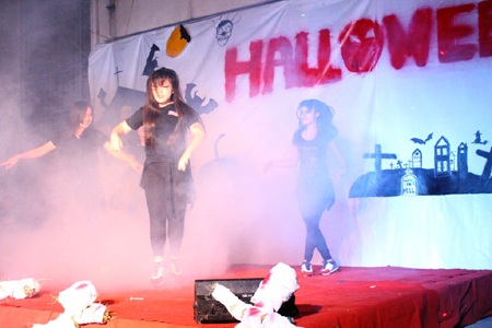 Khuôn viên đại học Vinh đã chật cứng khi hàng ngàn sinh viên dự tiệc