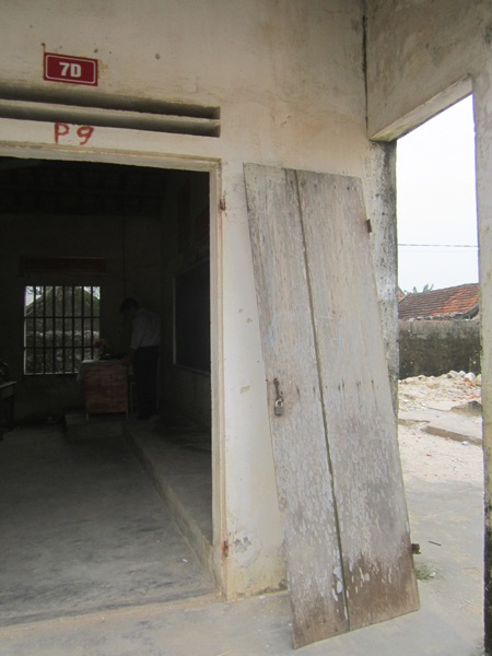 Nhiều phòng học cửa chính đã hư hỏng nặng không thể sử dụng được.